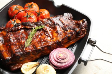 Biberiyeli, domatesli ve soğanlı leziz domuz pirzolası.