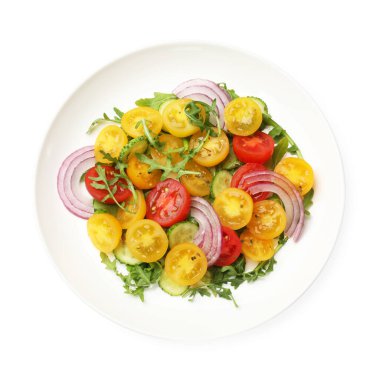 Sarı domatesli taze salata, beyaza izole edilmiş.