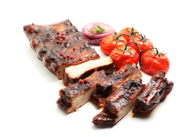 Lezzetli kızarmış domuz pirzolası, domates ve soğanlı, beyaz üzerine izole edilmiş.