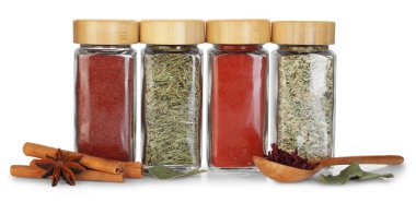 Beyaz kavanozlardaki farklı aromatik baharatlar.