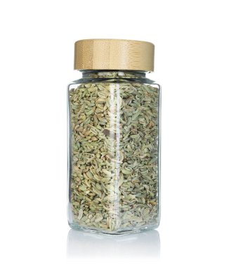 Baharat kavanozundaki rezene tohumları beyaza izole edilmiş.