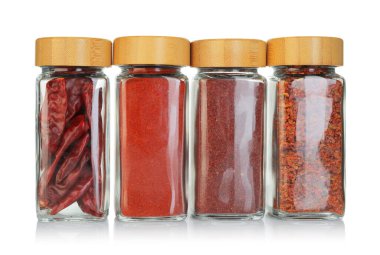 Beyaz kavanozlardaki farklı aromatik baharatlar.