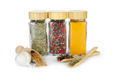 Beyaz kavanozlardaki farklı aromatik baharatlar.