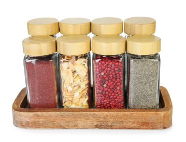 Beyaz kavanozlardaki farklı aromatik baharatlar.