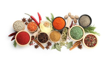 Beyaz, üst görünümde izole edilmiş farklı aromatik baharatlar