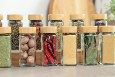 Kapalı kapılar ardında kavanozlarda farklı aromatik baharatlar var.