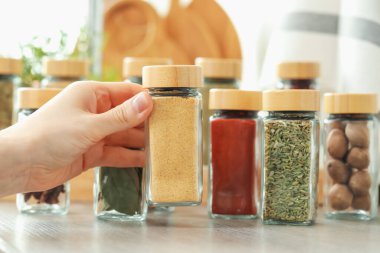 Sarımsak tozlu bir kavanoz alan kadın, yakın plan.