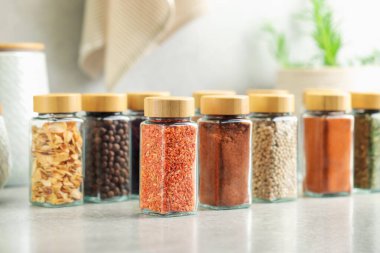 İçerideki masada kavanozlarda çok farklı aromatik baharatlar var.