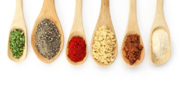 Beyaz, üst görünümde izole edilmiş farklı aromatik baharatlar