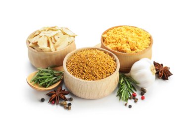 Beyaza izole edilmiş birçok farklı aromatik baharat.