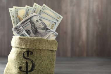 Masanın üzerinde dolar banknotları olan para çantası, yakın plan. Metin için boşluk