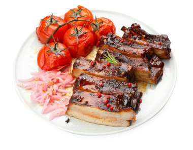 Lezzetli pirzola, soğan ve güneşte kurutulmuş beyaz domates.