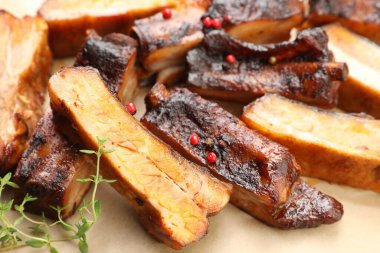 Lezzetli domuz kaburgası ve kağıt üzerinde kekik, yakın plan.