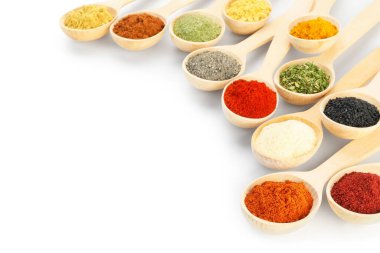 Beyaz kaşıklardaki farklı aromatik baharatlar.