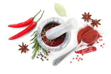 Beyaz, üst görünümde izole edilmiş farklı aromatik baharatlar