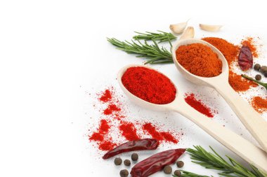 Beyaz üzerine izole edilmiş farklı aromatik baharatlar ve kaşıklar.