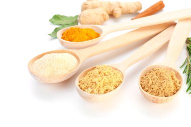 Beyaz kaşıklardaki farklı aromatik baharatlar.