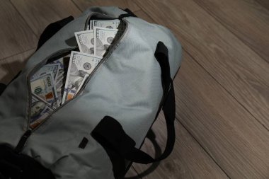 Tahta arka planda bir çanta dolusu banknot, yakın plan.