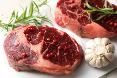 Çiğ et ve baharat parçaları masada, yakın plan.