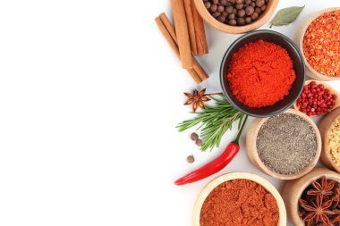 Beyaz, üst görünümde izole edilmiş farklı aromatik baharatlar