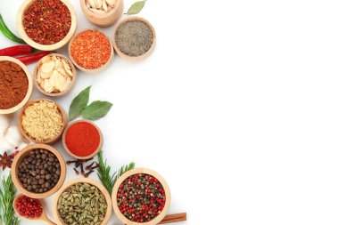 Beyaz, üst görünümde izole edilmiş farklı aromatik baharatlar