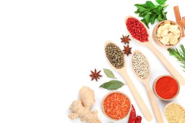 Beyaz, üst görünümde izole edilmiş farklı aromatik baharatlar
