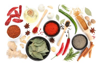 Beyaz, üst görünümde izole edilmiş farklı aromatik baharatlar