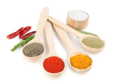 Beyaza izole edilmiş birçok farklı aromatik baharat.