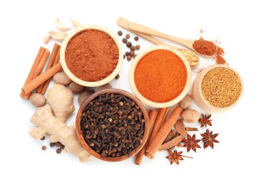 Beyaz, üst görünümde izole edilmiş farklı aromatik baharatlar