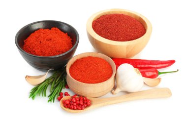 Beyaza izole edilmiş birçok farklı aromatik baharat.