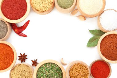 Beyaz, üst görünümde izole edilmiş farklı aromatik baharatlar