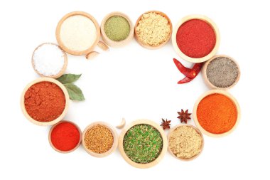 Beyaz, üst görünümde izole edilmiş farklı aromatik baharatlar