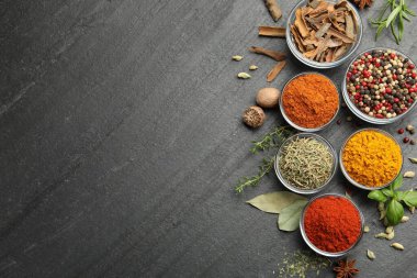 Gri masada farklı aromatik baharatlar var. Metin için boşluk