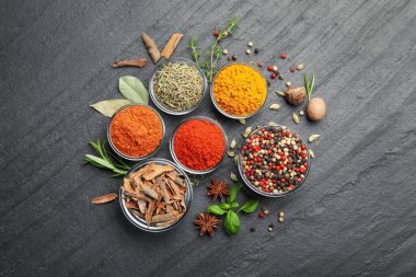 Gri masada farklı aromatik baharatlar var.