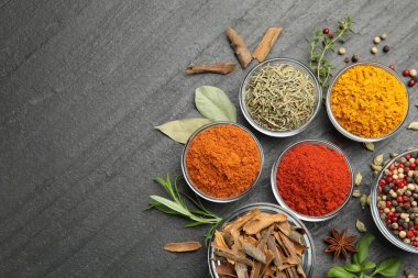 Gri masada farklı aromatik baharatlar var. Metin için boşluk