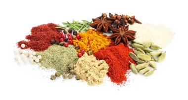 Beyaza izole edilmiş birçok farklı aromatik baharat.