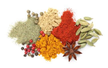 Beyaz, üst görünümde izole edilmiş farklı aromatik baharatlar