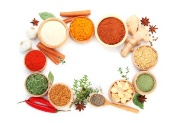 Beyaz, üst görünümde izole edilmiş farklı aromatik baharatlar