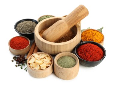 Beyaza izole edilmiş birçok farklı aromatik baharat.