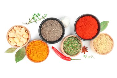 Beyaz, üst görünümde izole edilmiş farklı aromatik baharatlar