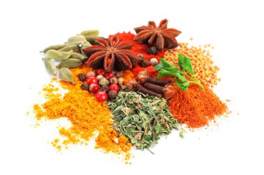Beyaza izole edilmiş birçok farklı aromatik baharat.