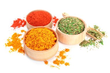 Beyaza izole edilmiş birçok farklı aromatik baharat.