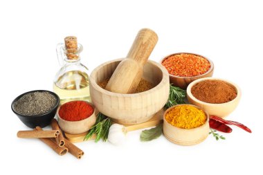Beyaza izole edilmiş birçok farklı aromatik baharat.