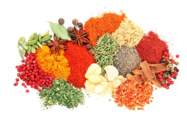 Beyaz, üst görünümde izole edilmiş farklı aromatik baharatlar