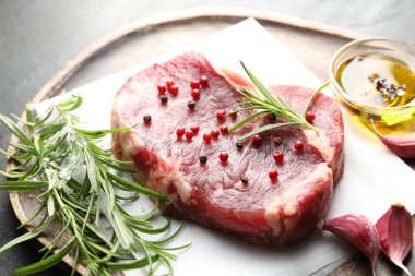 Masada çiğ et ve baharat var. Yakın plan.