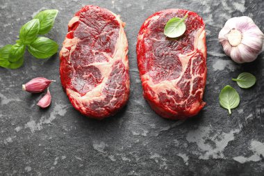 Koyu masada çiğ et ve baharat parçaları, düz yatıyordu.