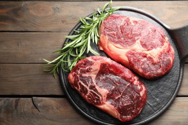 Ahşap masada çiğ et ve biberiye parçaları. Metin için boşluk