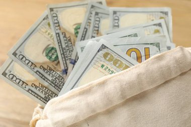 Masada bir sürü banknot olan çanta, yakın plan.