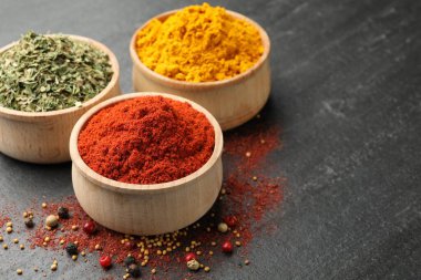 Siyah masada farklı aromatik baharatlar, yakın plan. Metin için boşluk