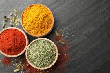 Siyah masada farklı aromatik baharatlar var. Metin için boşluk